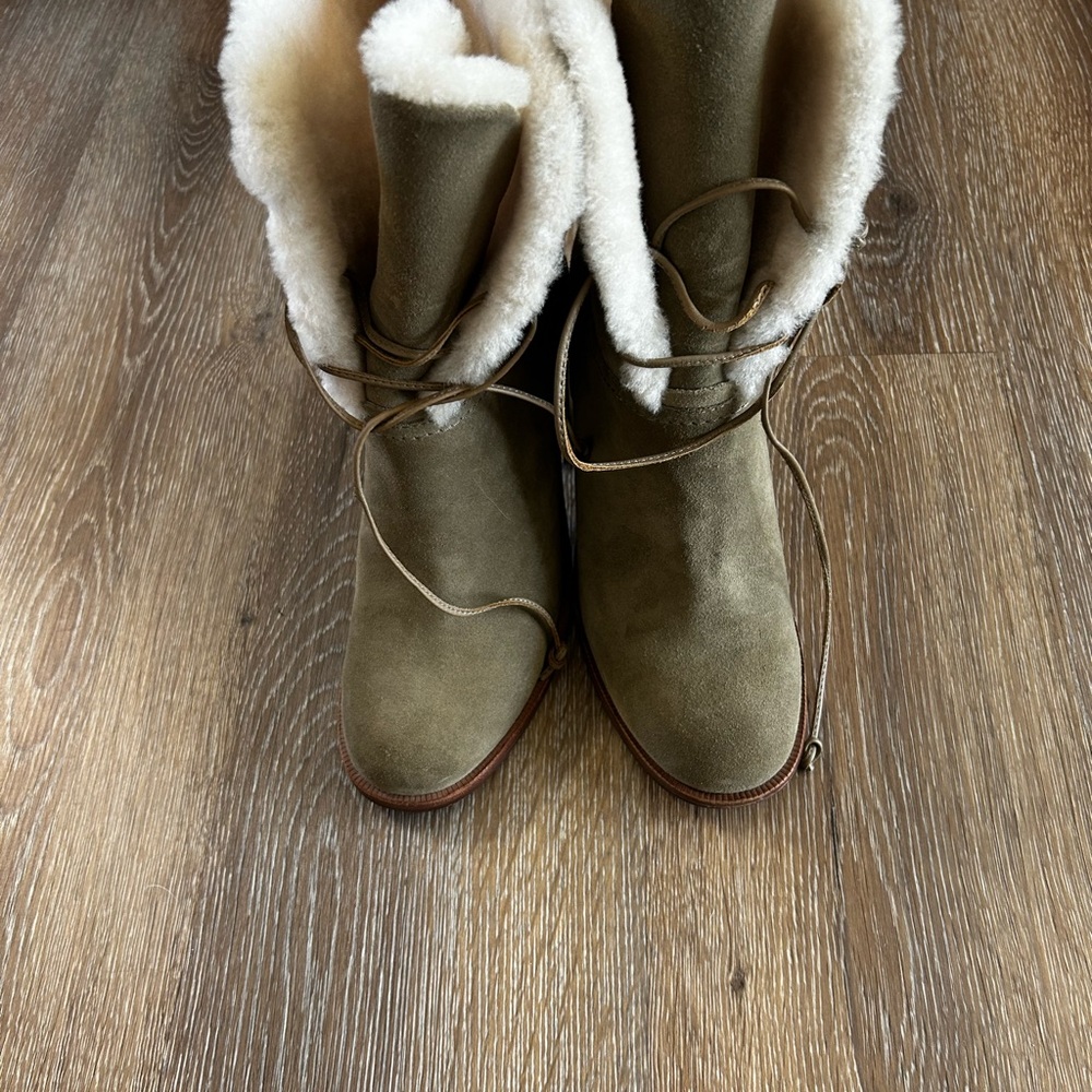 Ugg size 9 Ugg sheepskin suede ankle boots